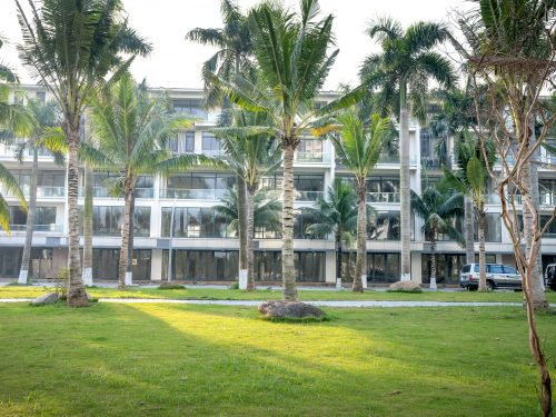 Commercial landscaping and lawn maintenance at an apartment complex in Ocala, FL.